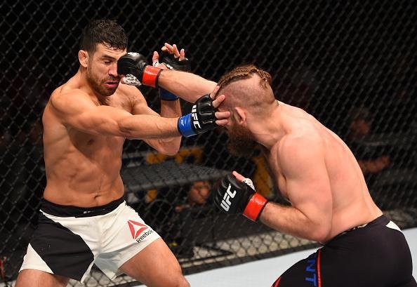 Nik Lentz venceu Danny Castillo por deciso dividida