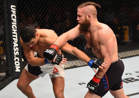 Nik Lentz venceu Danny Castillo por deciso dividida