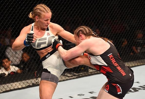 Valentina Shevchenko vence Sarah Kaufman por deciso dividida