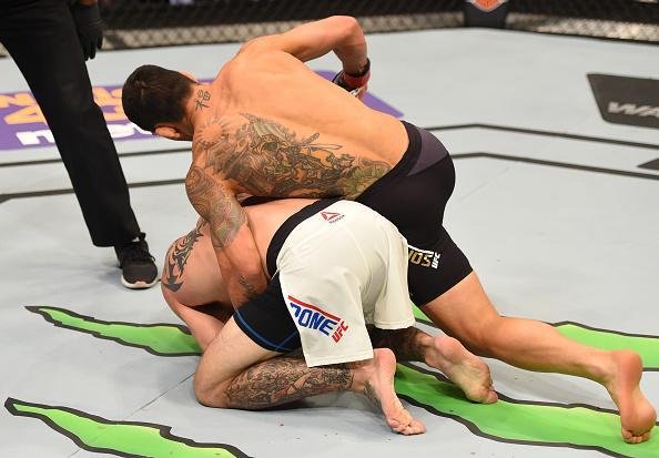 Na luta principal do UFC em Orlando, Rafael dos Anjos detonou Donald Cerrone e manteve cinturo dos leves, com nocaute em apenas 1min06seg