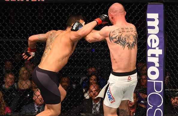 Na luta principal do UFC em Orlando, Rafael dos Anjos detonou Donald Cerrone e manteve cinturo dos leves, com nocaute em apenas 1min06seg