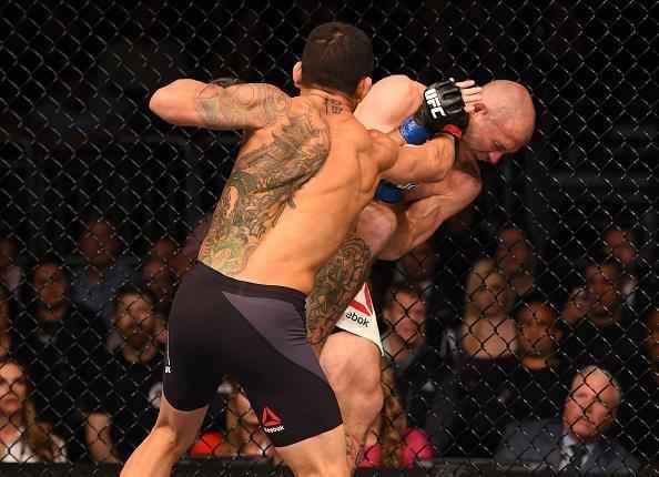 Na luta principal do UFC em Orlando, Rafael dos Anjos detonou Donald Cerrone e manteve cinturo dos leves, com nocaute em apenas 1min06seg