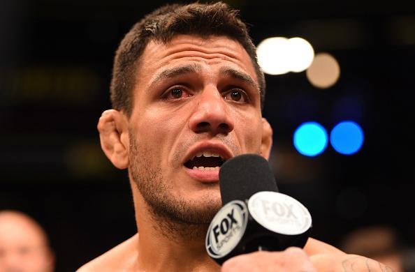 Na luta principal do UFC em Orlando, Rafael dos Anjos detonou Donald Cerrone e manteve cinturo dos leves, com nocaute em apenas 1min06seg