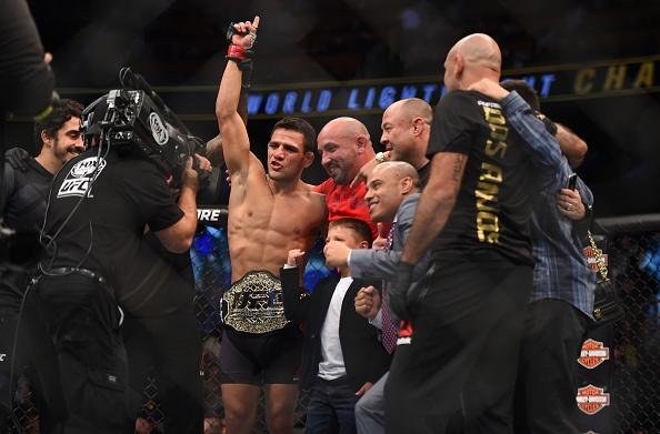 Na luta principal do UFC em Orlando, Rafael dos Anjos detonou Donald Cerrone e manteve cinturo dos leves, com nocaute em apenas 1min06seg