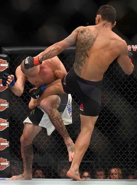 Na luta principal do UFC em Orlando, Rafael dos Anjos detonou Donald Cerrone e manteve cinturo dos leves, com nocaute em apenas 1min06seg