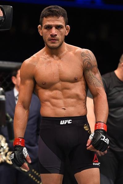 Na luta principal do UFC em Orlando, Rafael dos Anjos detonou Donald Cerrone e manteve cinturo dos leves, com nocaute em apenas 1min06seg