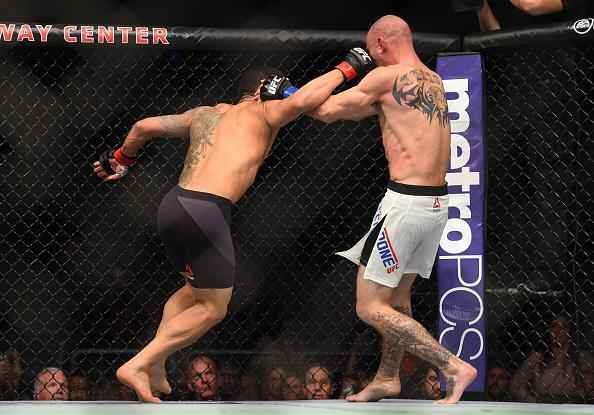 Na luta principal do UFC em Orlando, Rafael dos Anjos detonou Donald Cerrone e manteve cinturo dos leves, com nocaute em apenas 1min06seg