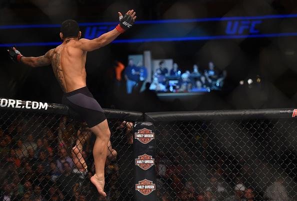 Na luta principal do UFC em Orlando, Rafael dos Anjos detonou Donald Cerrone e manteve cinturo dos leves, com nocaute em apenas 1min06seg