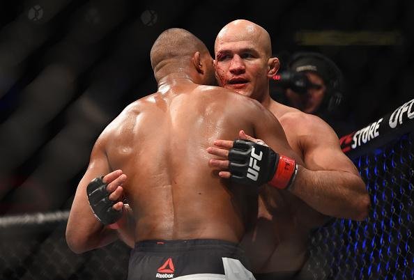 Na luta coprincipal do UFC em Orlando, Junior Cigano decepcionou e foi derrotado por Alisatair Overeem, sofrendo nocaute no segundo round 