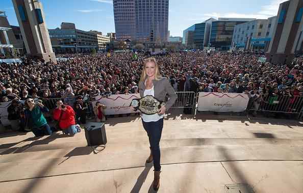 Holly Holm - Em novembro, a norte-americana chocou o mundo ao nocautear a at ento invicta Ronda Rousey, no segundo round, na Austrlia, e conquistar o cinturo peso-galo feminino do UFC