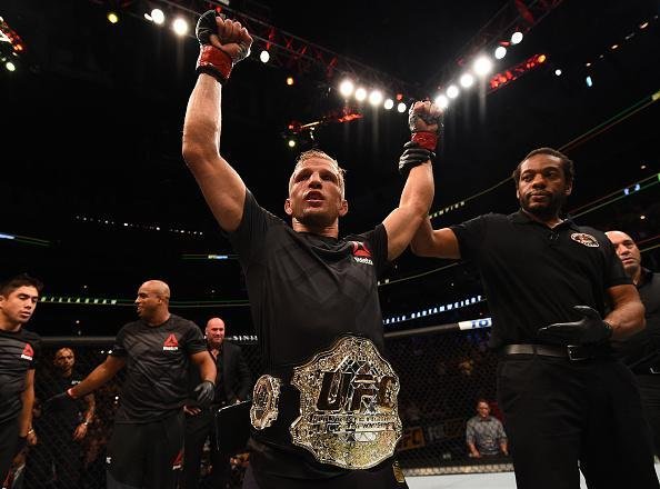 TJ Dillashaw - Em 2015, o campeo dos galos fez apenas uma luta. Foi a segunda defesa de cinturo de sua carreira. O 'Viper' nocauteou Renan Baro no quarto round