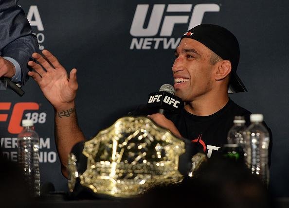 Fabrcio Werdum - Campeo interino dos pesados em 2014, Fabrcio Werdum unificou o cinturo em junho de 2015. O 'Vai Cavalo' finalizou Cain Velasquez no terceiro round no Mxico e se tornou campeo linear da diviso