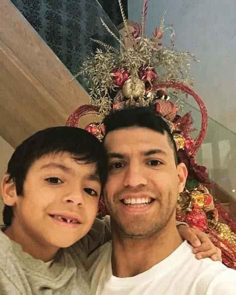 Argentino Kun Aguero, do Manchester City: 'Con Ben!! #navidad #christmas'