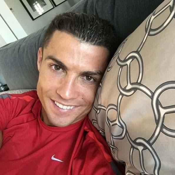 Cristiano Ronaldo, do Real Madrid: 'Cristiano Ronaldo - Happy Christmas fans love you'