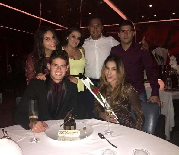 James Rodriguez, do Real Madrid - Merry Christmas to all.  Feliz Navidad, A disfrutar en familia que es lo ms importante. Merry Christmas to all, lovely time to share with family 