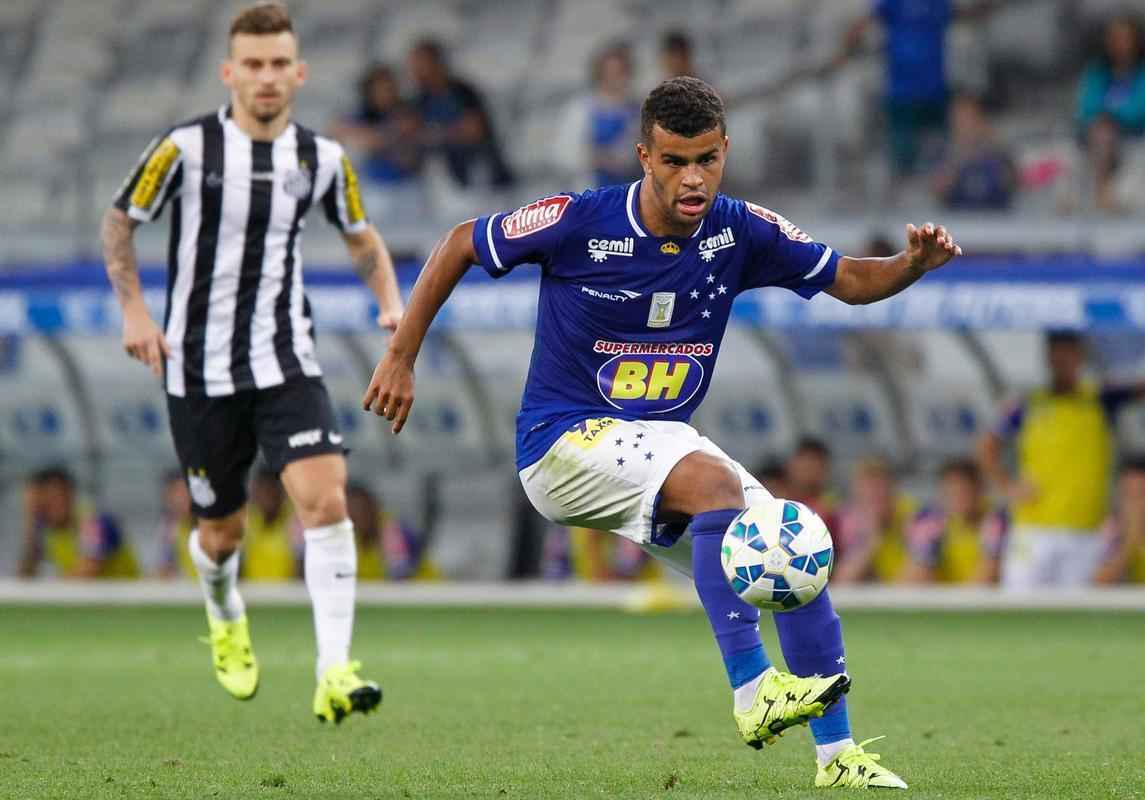 Alisson defendeu o Cruzeiro em 29 jogos na temporada 2015. O camisa 11 marcou quatro gols e deu cinco assistncias