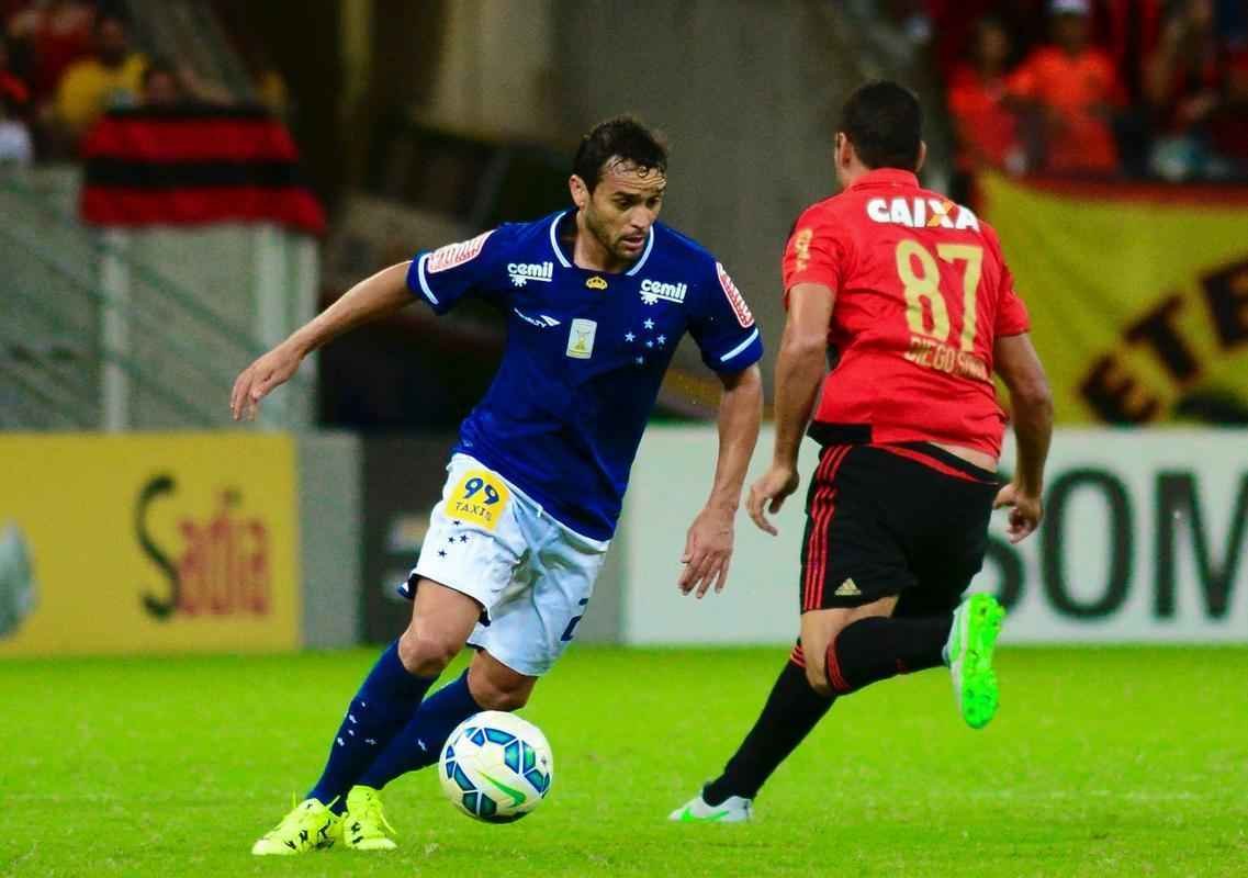 Depois de longo perodo afastado dos gramados, Charles voltou a ser aproveitado pelo Cruzeiro. O volante, que deixou a Toca ao fim de 2015, disputou 32 jogos neste ano, com trs gols marcados