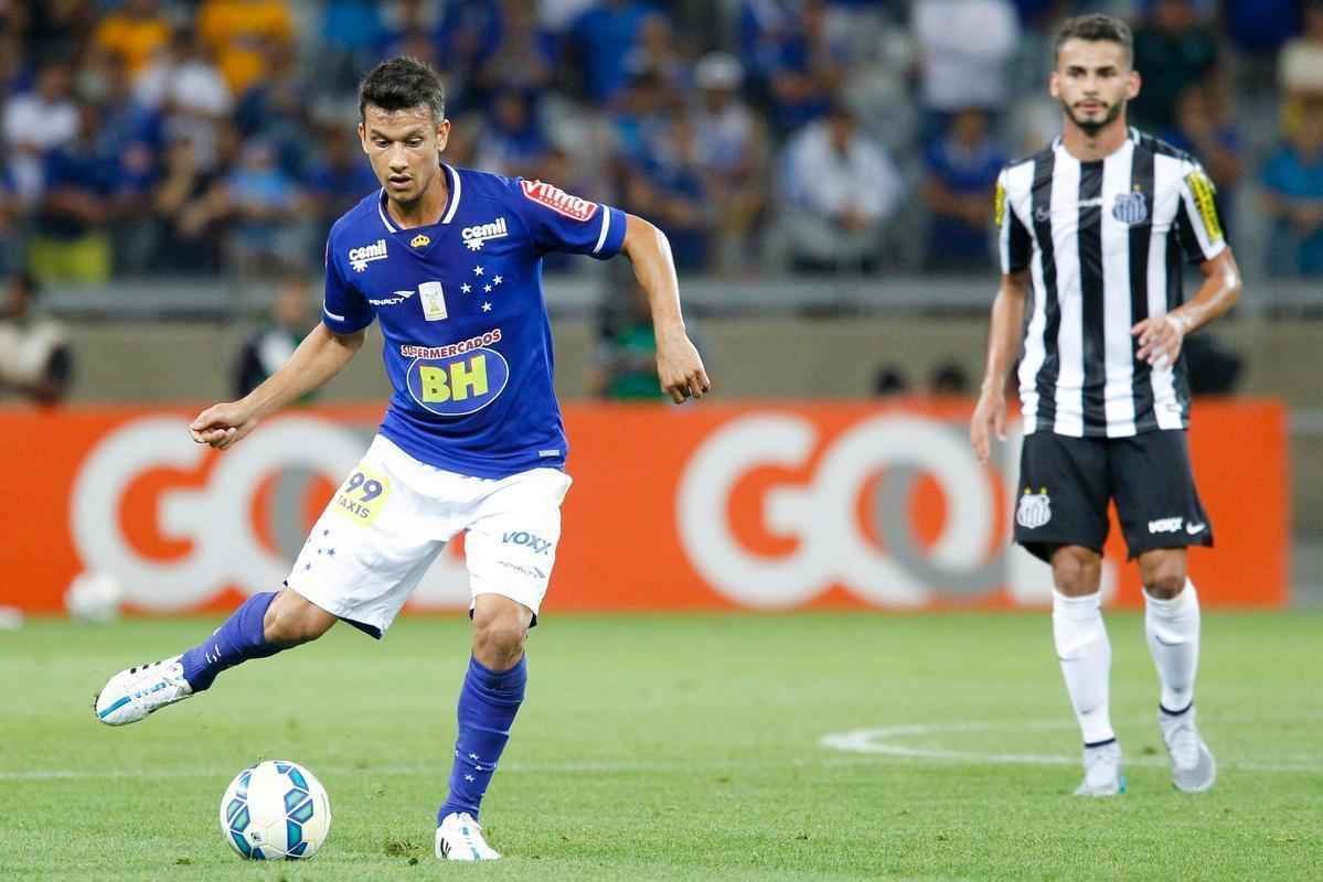 Titular absoluto do time celeste, Henrique esteve em 56 jogos do Cruzeiro na temporada 2015. O volante marcou trs gols