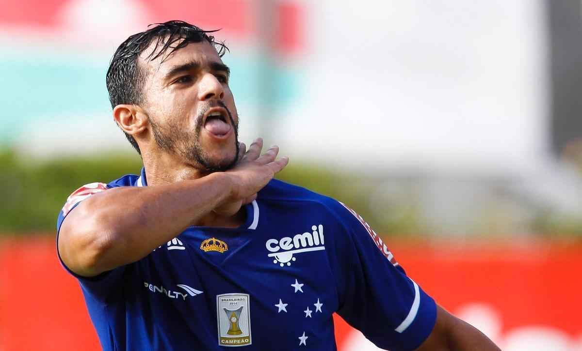 Henrique Dourado foi contratado no incio de 2015 e teve rpida passagem pelo Cruzeiro. Ele deixou o clube com um gol marcado em 11 jogos