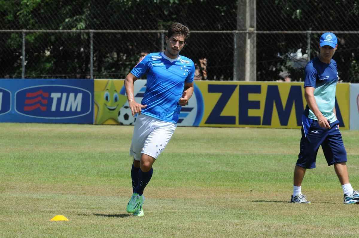 Vendido para o Real Madrid, Lucas Silva participou de amistoso do Cruzeiro contra o Londrina na pr-temporada