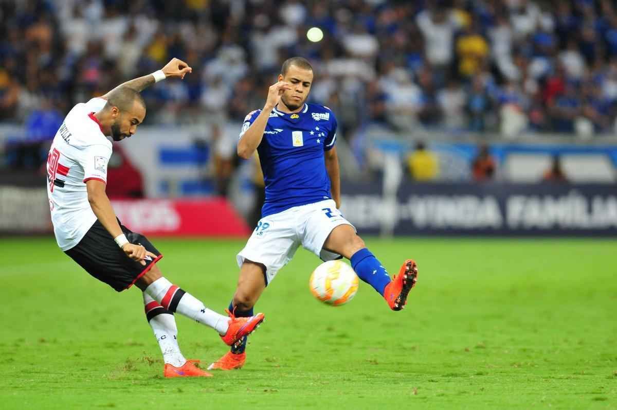 O lateral-direito Mayke disputou 36 jogos em 2015 e deu trs assistncias