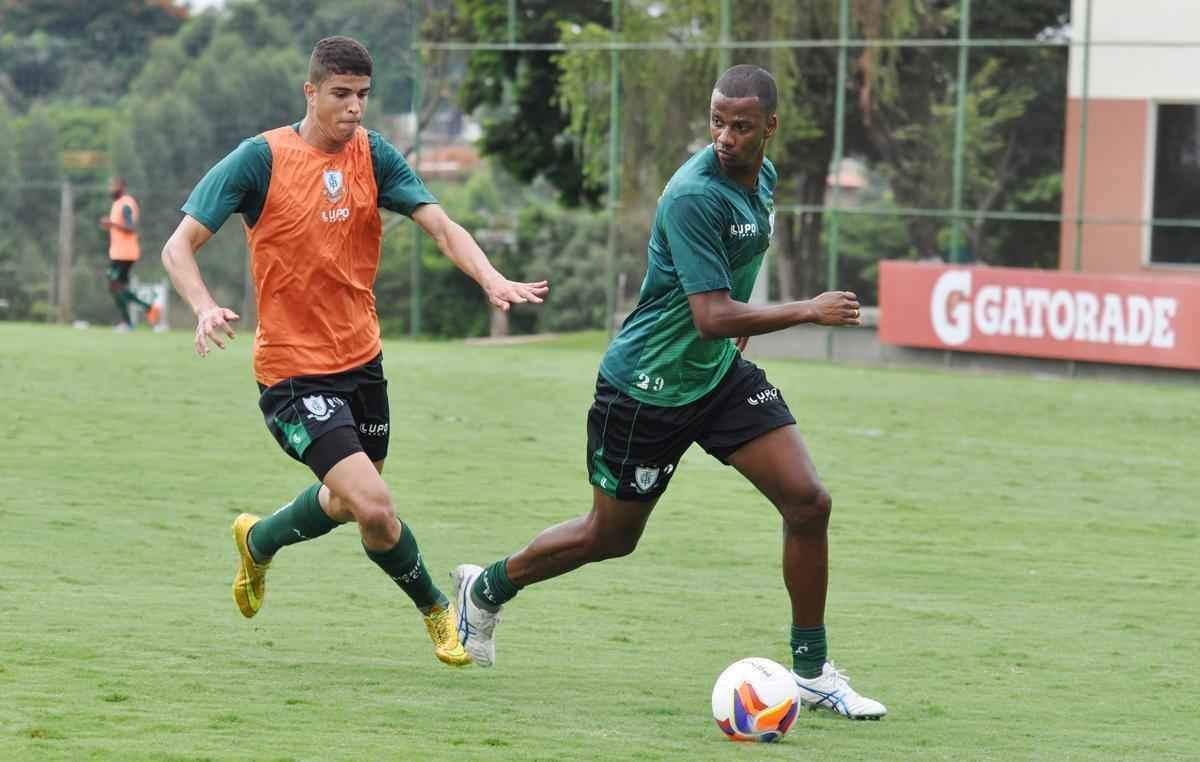 Andr (zagueiro): titular no turno da Srie B de 2014, o defensor de 1,91m amargou a reserva em 2015. Foram apenas 11 jogos, sendo oito como suplente, e um carto amarelo.