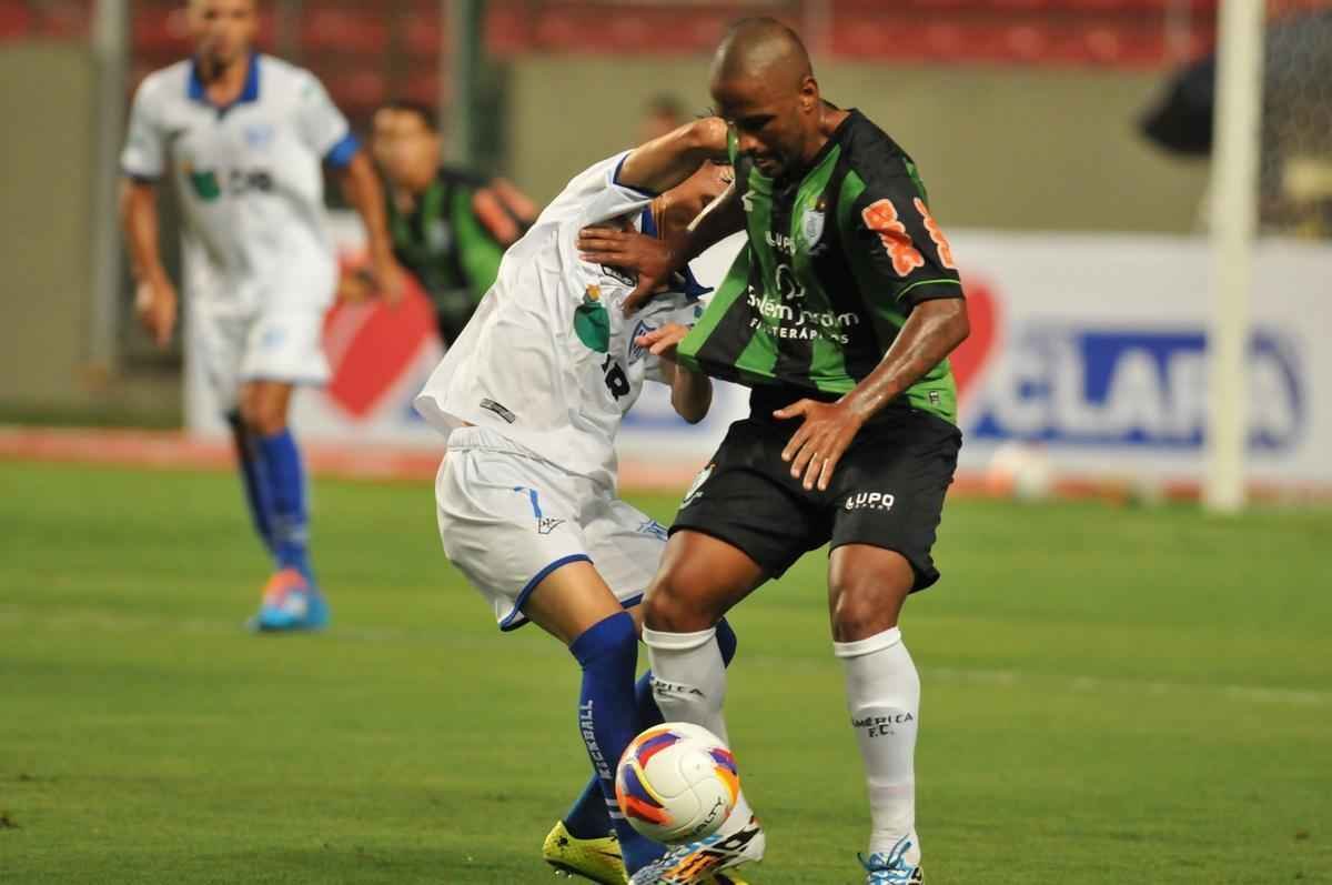 Rodrigo Silva (atacante): contratado com a expectativa de ser o artilheiro do time em 2015, o centroavante decepcionou e deixou o Lanna Drumond com apenas um gol e uma assistncia em nove jogos.