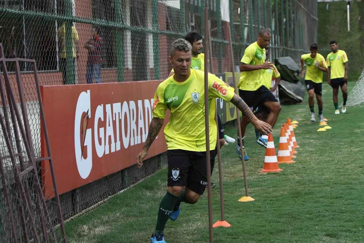 Patrick (lateral-direito): marcou um gol e tomou dois cartes - um amarelo e um vermelho - em cinco partidas na temporada'2015.