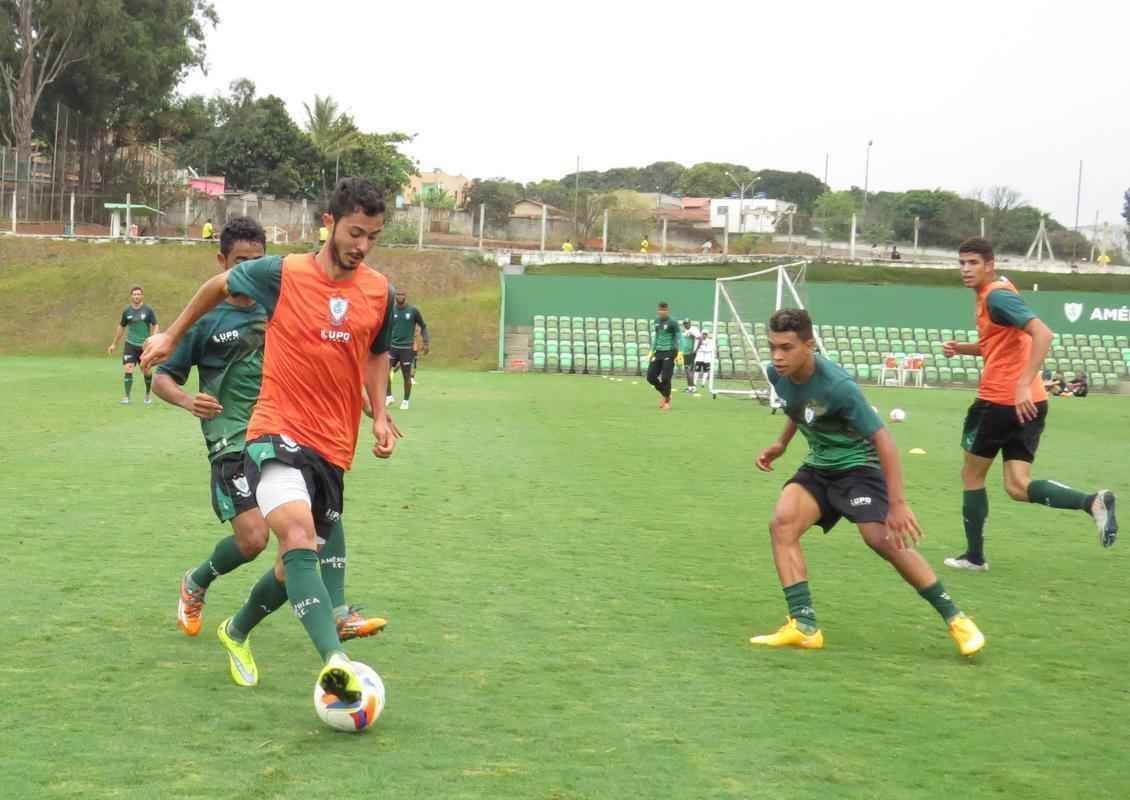 Michel (lateral-esquerdo): sem a bola e de chuteiras amarelas, o jovem de 18 anos disputou apenas um jogo.