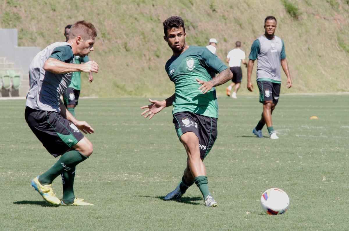 Pedrinho (armador): decepcionou nos seis jogos que fez e deixou o clube aps o Campeonato Mineiro.
