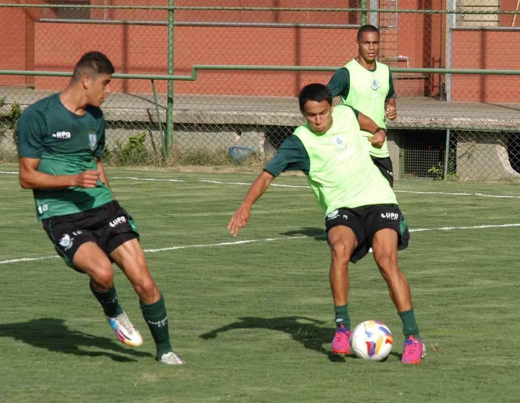 Henrique (atacante): em 5 jogos, tomou um carto amarelo e foi colocado fora dos planos do clube.