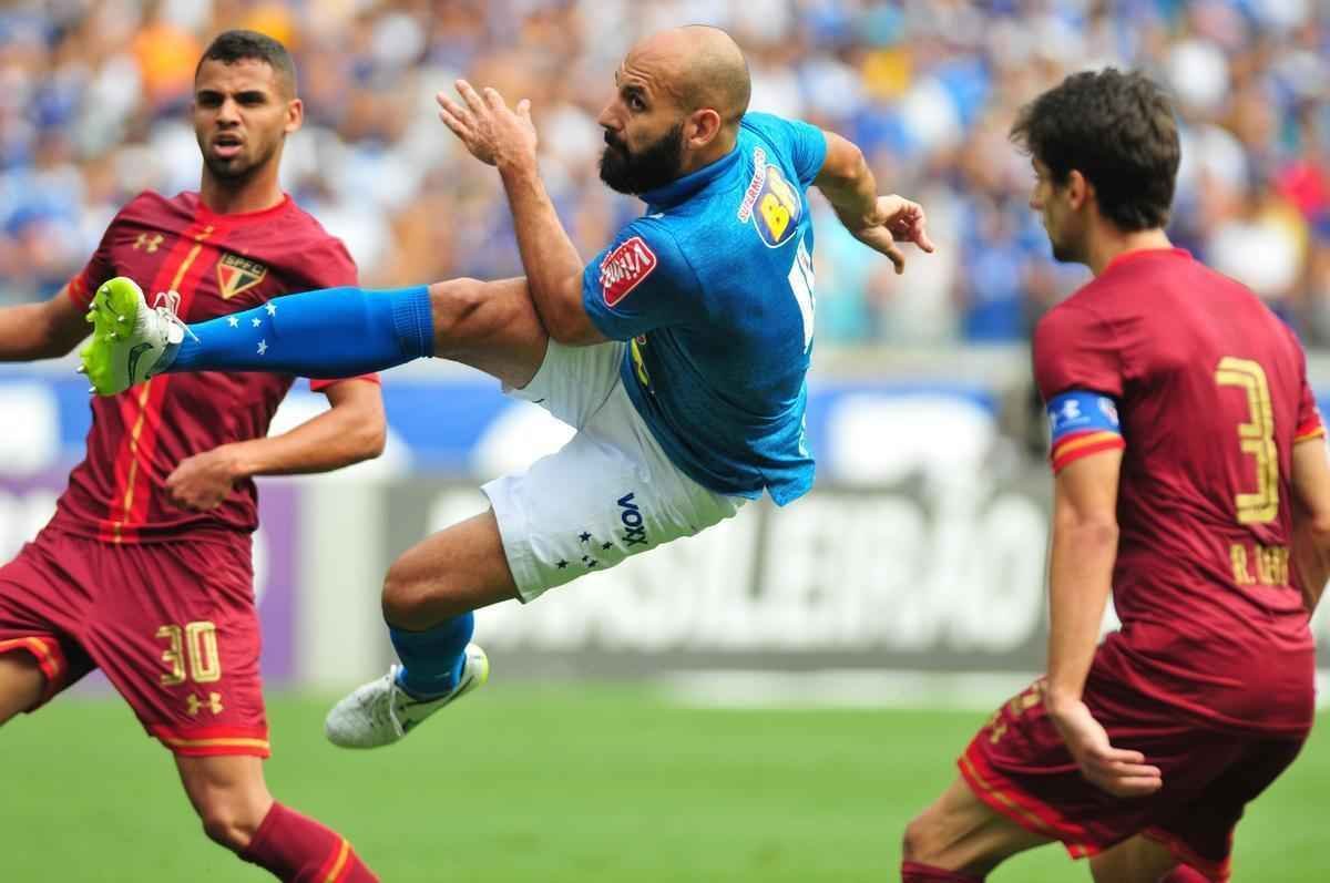 Conhecido pela fora no jogo areo, Bruno Rodrigo no marcou gols em 2015. Concentrado em proteger a defesa, o zagueiro disputou 31 jogos