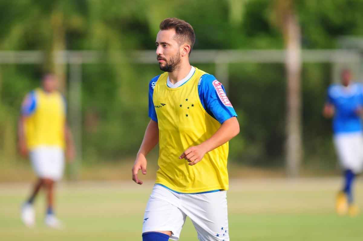 Grande referncia do Cruzeiro no bicampeonato nacional em 2013 e 2014, Everton Ribeiro foi negociado no incio do ano. Antes de seguir rumo a Dubai, o meia participou de amistoso contra o Londrina, na pr-temporada