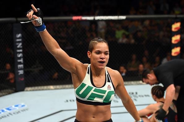 Amanda Nunes viveu um bom ano em 2015. Ela nocauteou Shayna Baszler e finalizou Sara McMann, assumindo o quarto lugar do ranking da categoria dos galos. Mais uma vit�ria pode colocar a baiana na rota do cintur�o