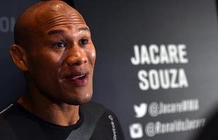 Depois de cinco vit�rias seguidas, Ronaldo Jacar� foi derrotado por Yoel Romero, em resultado bastante contestado. No entanto, ele segue com moral em alta e � mais um brasileiro perto do cintur�o dos m�dios. Se ele voltar ao cage e conquistar uma vit�ria convincente, pode ganhar a chance de enfrentar Rockhold