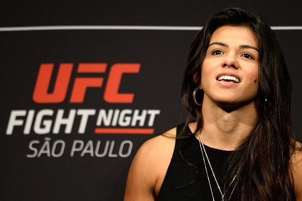 Claudinha Gadelha viveu um ano de muitas les�es em 2015. Mesmo assim, em seu �nico combate, venceu Jessica Aguilar por decis�o un�nime. Ela j� foi anunciada como pr�xima desafiante de Joanna Jedrzejczyk no peso-palha, mas a luta ainda n�o foi agendada por causa de les�o da campe� polonesa