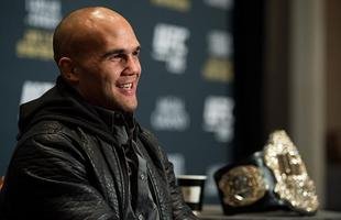 Robbie Lawler ao lado do cintur�o dos meio-m�dios