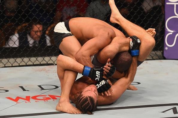 Brian Ortega venceu Diego Brando por finalizao no terceiro round