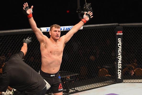 Stipe Miocic venceu Andrei Arlovski por nocaute tcnico no primeiro round