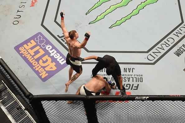 Stipe Miocic venceu Andrei Arlovski por nocaute tcnico no primeiro round