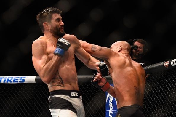 Robbie Lawler venceu Carlos Condit por deciso dividida e manteve o cinturo dos meio-mdios