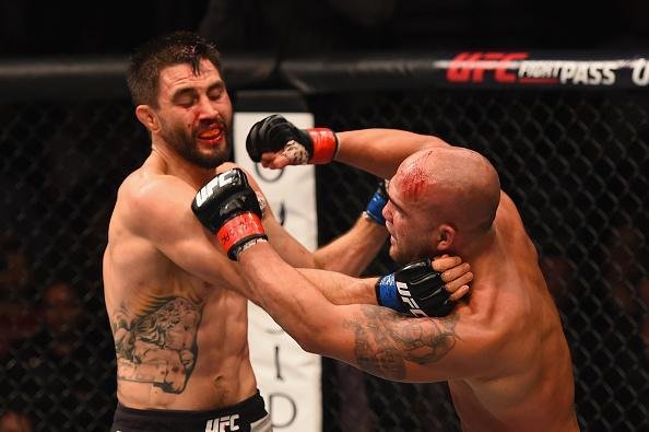 Robbie Lawler venceu Carlos Condit por deciso dividida e manteve o cinturo dos meio-mdios