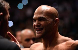 Em luta empolgante, Robbie Lawler bate Carlos Condit e mantm ttulo dos meio-mdios