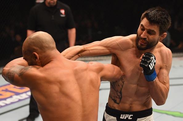 Imagens da guerra entre Robbie Lawler e Carlos Condit pelo cinturo dos meio-mdios, no UFC 195. Lawler levou a melhor depois de cinco round, por deciso dividida dos juzes 