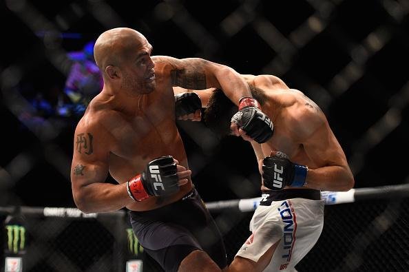 Imagens da guerra entre Robbie Lawler e Carlos Condit pelo cinturo dos meio-mdios, no UFC 195. Lawler levou a melhor depois de cinco round, por deciso dividida dos juzes 