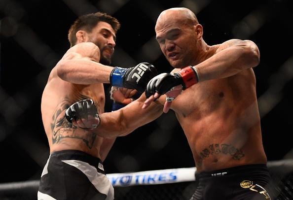 Imagens da guerra entre Robbie Lawler e Carlos Condit pelo cinturo dos meio-mdios, no UFC 195. Lawler levou a melhor depois de cinco round, por deciso dividida dos juzes 