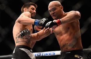 Imagens da guerra entre Robbie Lawler e Carlos Condit pelo cinturo dos meio-mdios, no UFC 195. Lawler levou a melhor depois de cinco round, por deciso dividida dos juzes 