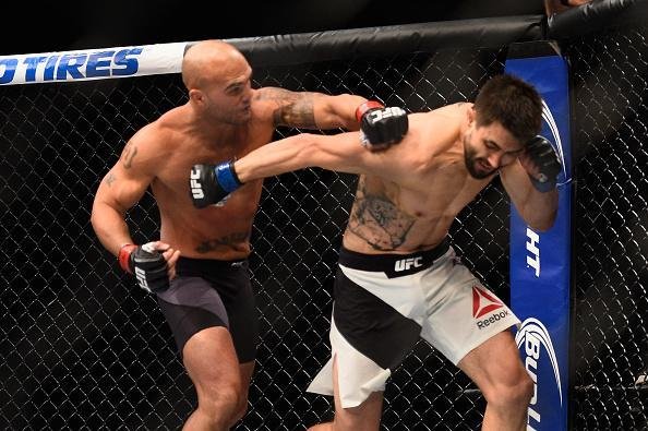 Imagens da guerra entre Robbie Lawler e Carlos Condit pelo cinturo dos meio-mdios, no UFC 195. Lawler levou a melhor depois de cinco round, por deciso dividida dos juzes 