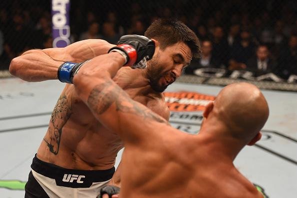 Imagens da guerra entre Robbie Lawler e Carlos Condit pelo cinturo dos meio-mdios, no UFC 195. Lawler levou a melhor depois de cinco round, por deciso dividida dos juzes 