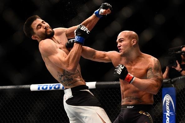 Imagens da guerra entre Robbie Lawler e Carlos Condit pelo cinturo dos meio-mdios, no UFC 195. Lawler levou a melhor depois de cinco round, por deciso dividida dos juzes 